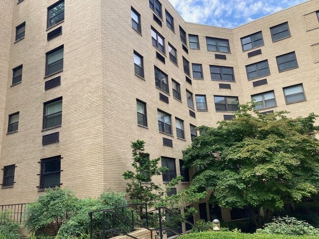 Building Photo - Fantastic Studio in Adams Morgan - Utilities Included - Available Now!