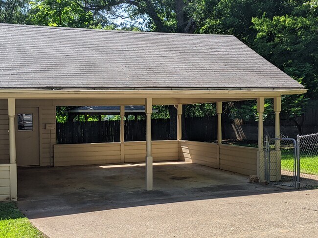 Building Photo - 901 N Azalea Dr