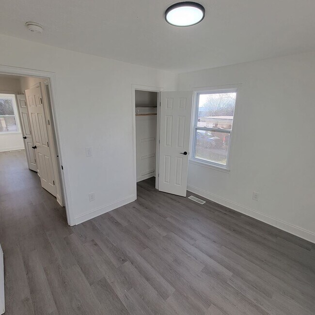 Building Photo - 166 E 16th St