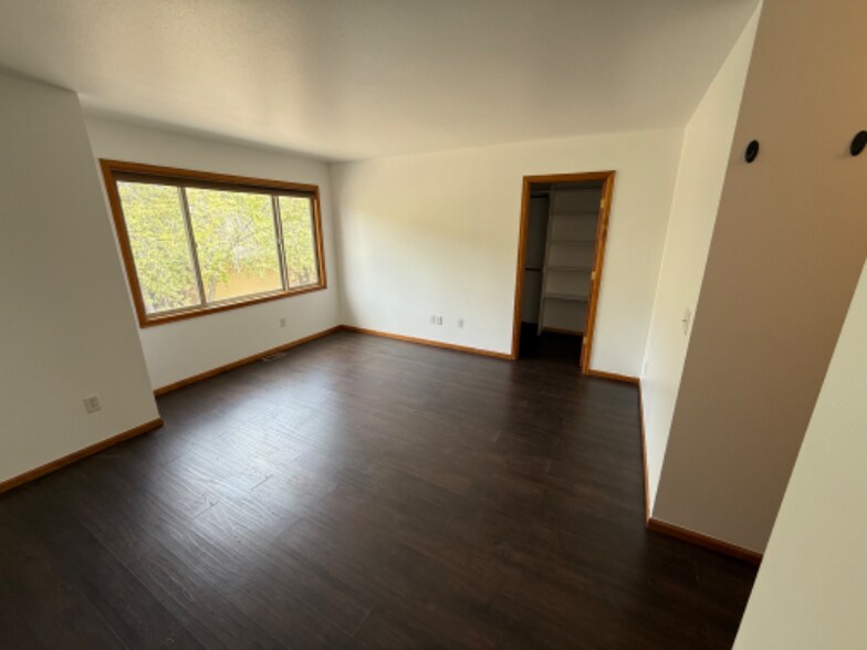 Building Photo - 300 Far View Dr
