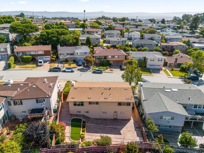 Building Photo - Charming Single-Family Home in a Desirable...