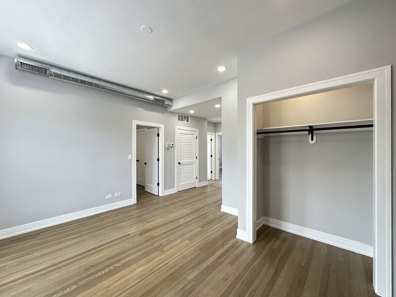 Building Photo - 3834 N Wilton Ave