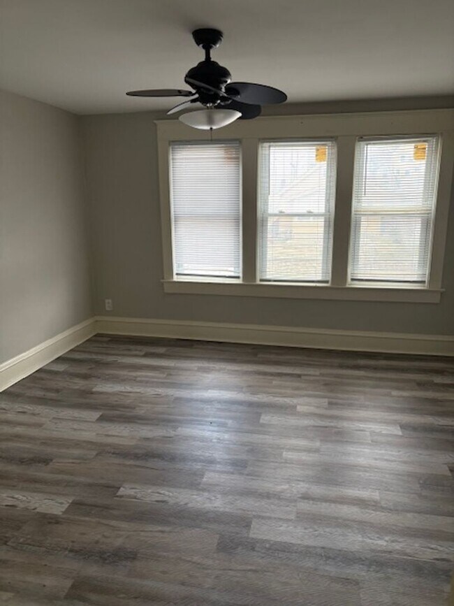 Building Photo - Beautifully updated 2 bedroom home