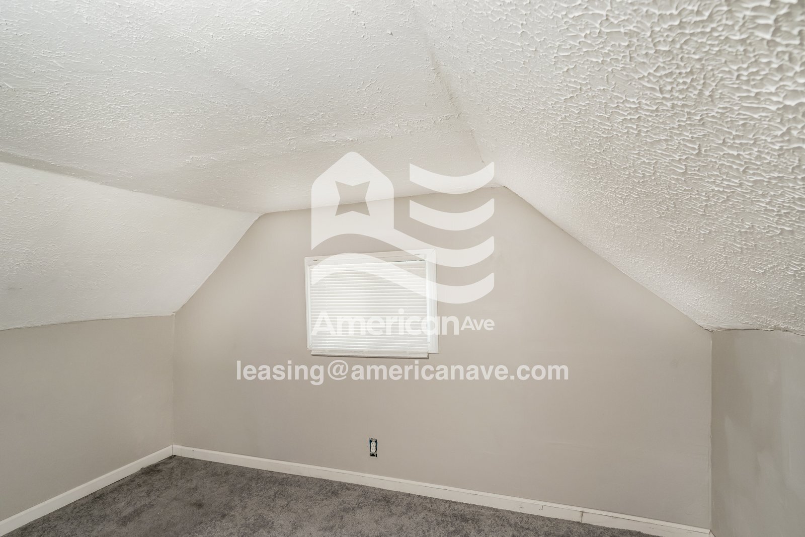 Building Photo - 2303 W Oak St