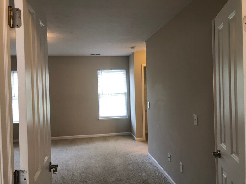 Primary bedroom - 1925 E 86th St