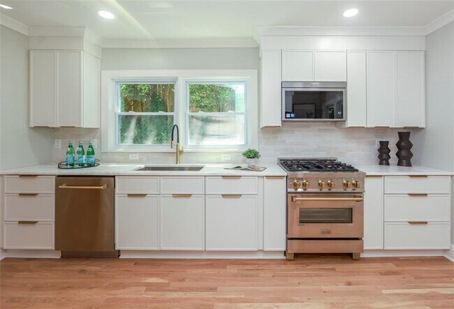 Building Photo - 2908 N Hills Dr NE