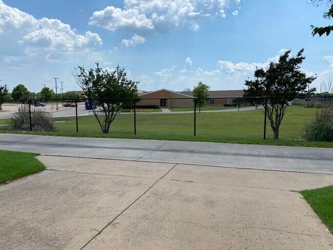 Building Photo - 2031 Trail Gln