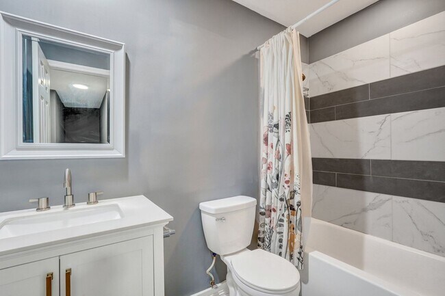 Building Photo - Richmond Hill Beauty: 4-Bedroom Home with Stunning Lagoon Views!