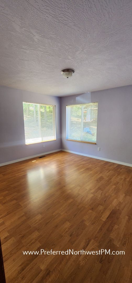 Building Photo - Great 3 Bedroom House with Acreage in Lowell