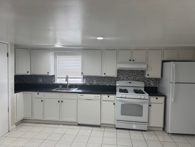 Building Photo - 171 Charles St