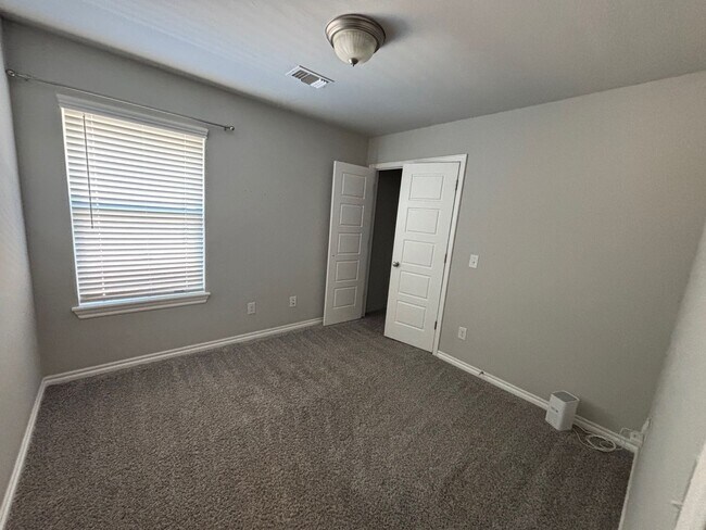 Building Photo - FIRST MONTH FREE! Great Location!