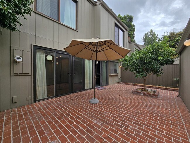 Building Photo - 1036 Vanderbilt Way