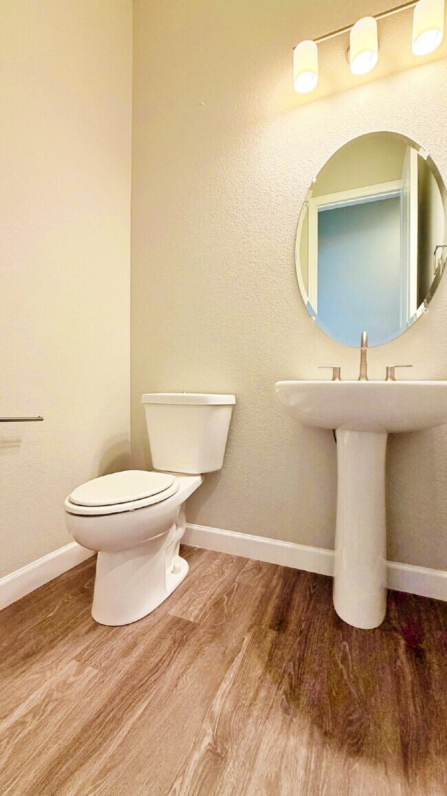 Building Photo - FANTASTIC 2019 4 Bed 3.5 Bath Ranch with over 3,000 finished SqFt in the Castlewood Neighborhood ...