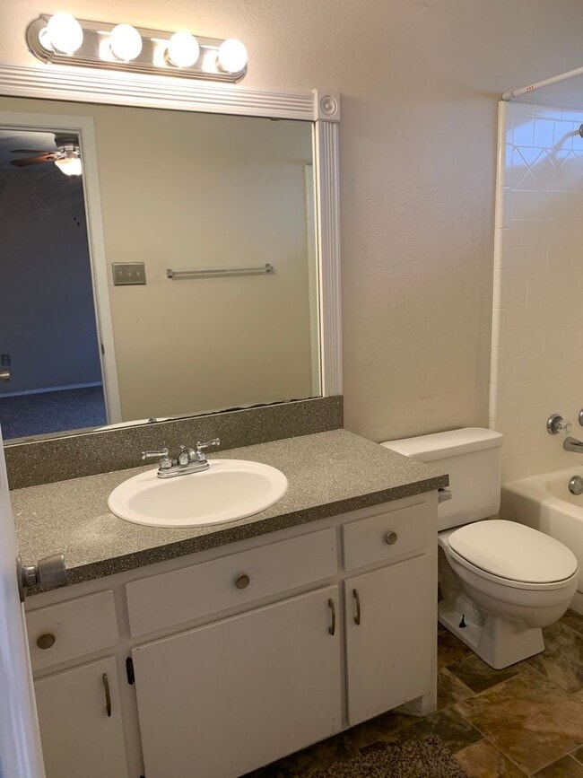 Building Photo - 411 NE 27th St