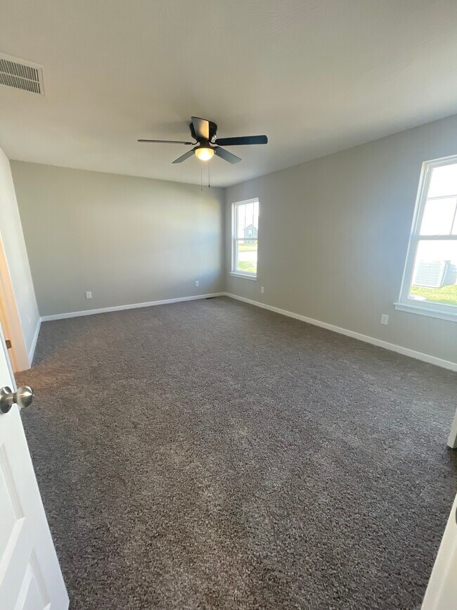 Building Photo - 692 N Jozlynn Ave