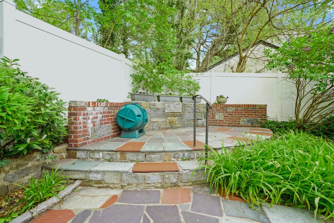 Building Photo - 6 Wildway