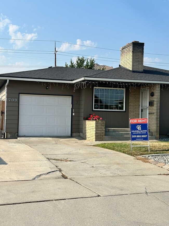 Building Photo - Charming 3-Bedroom, 1.5-Bath Home with Pool & Outdoor Entertaining Oasis