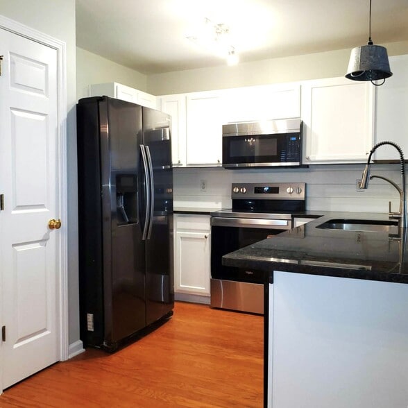 Building Photo - 300 Cottonwood Creek Cir