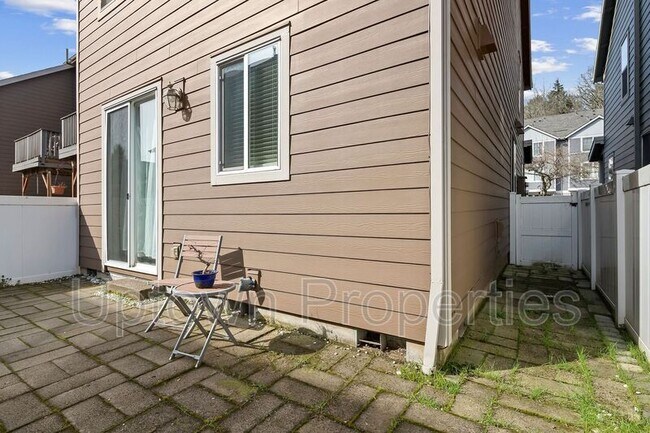 Building Photo - 9284 SW Sweek Dr