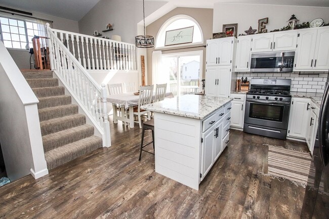 Building Photo - Beautiful newly remodeled home in quiet Sa...
