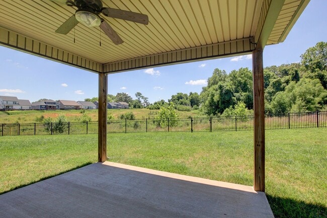 Building Photo - Sharp 3 bed 2 Bath Close To Ft Campbell