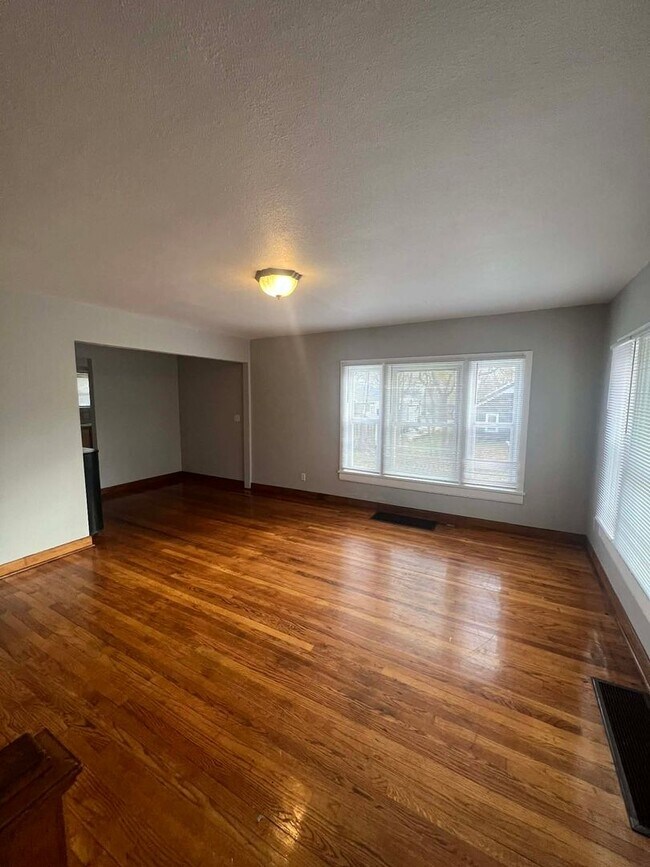 Building Photo - 214 Olive St