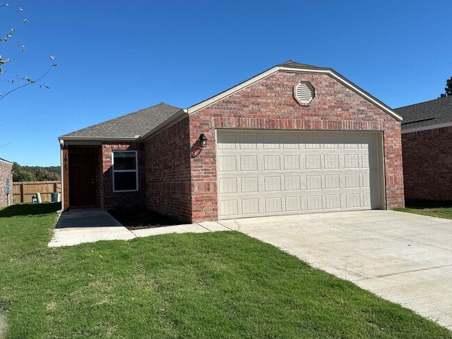 Building Photo - *Pre-leasing* Three Bedroom | Two Bath Hom...