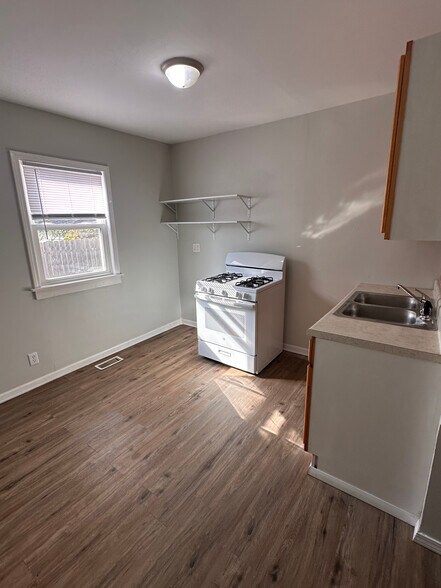 Building Photo - 1030 N Parkside Ave