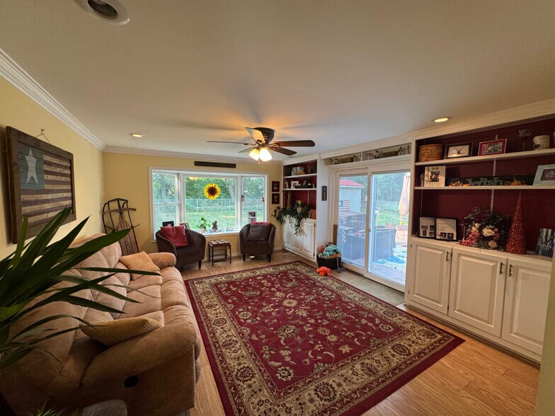 Building Photo - 6051 Holly Ln