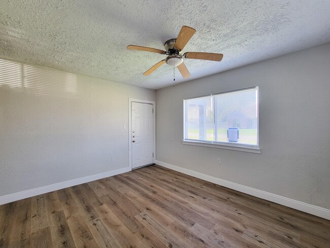 Building Photo - 711 Ave A Ave