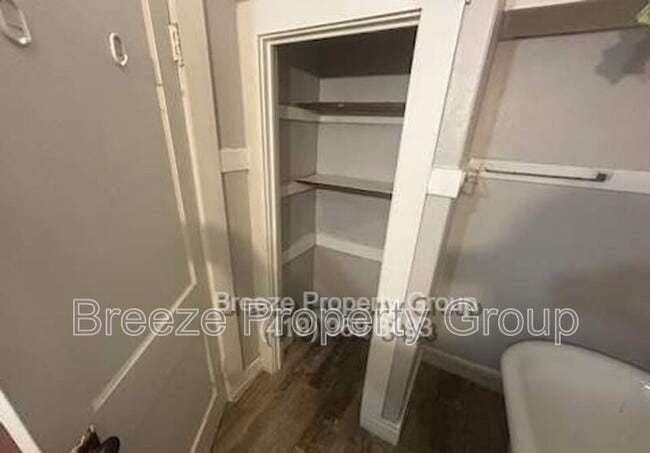 Building Photo - 517 E Vine St