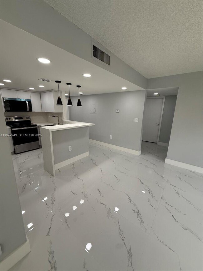 Building Photo - 9937 Nob Hill Pl