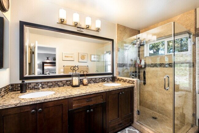 Building Photo - 4971 Hemlock