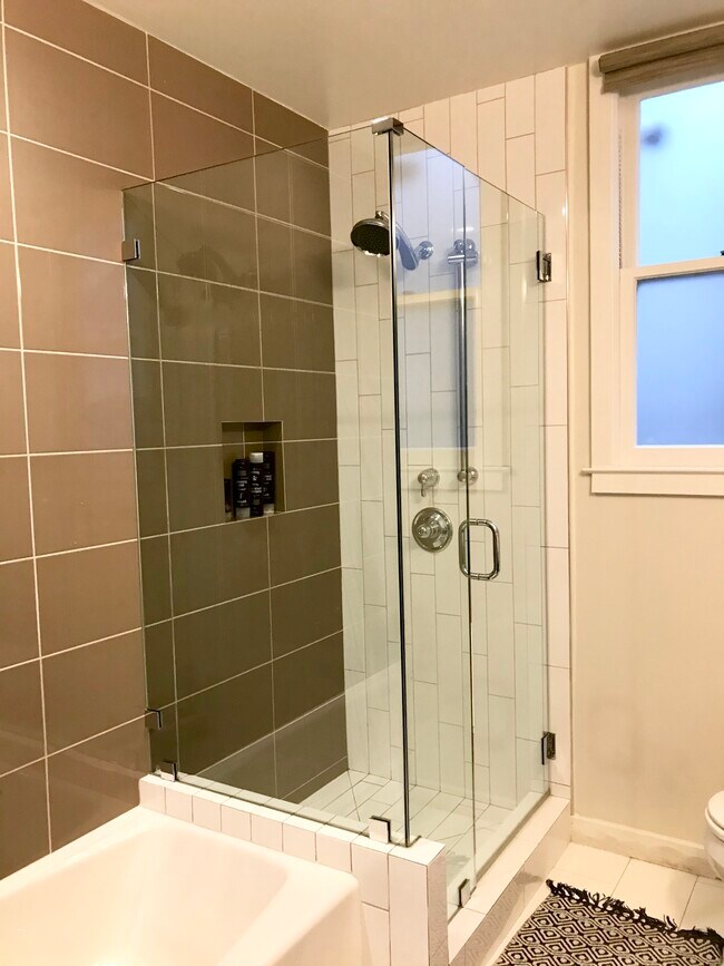 Building Photo - 1990 Green St