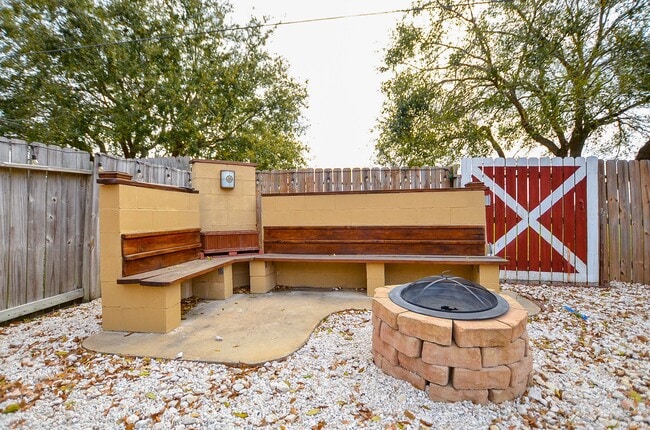Building Photo - 2811 Willow Fork Dr
