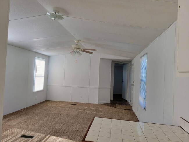 Building Photo - Ready to Move in