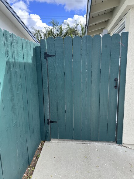 private entrance - 760 El Nido St