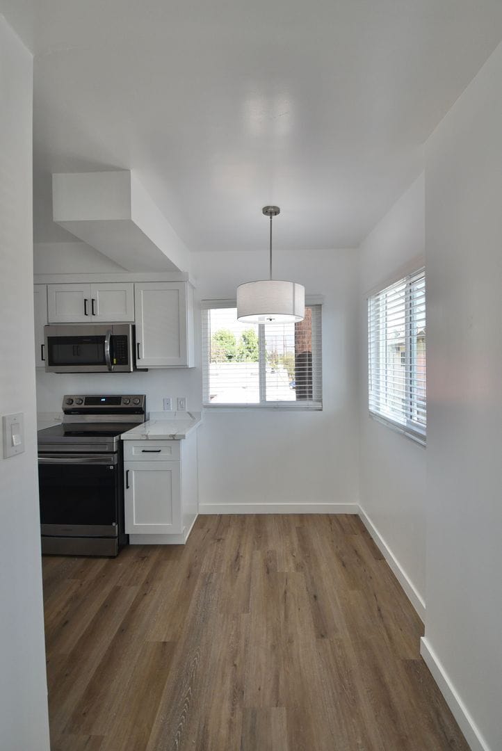 Building Photo - 1212 N Hollywood Way