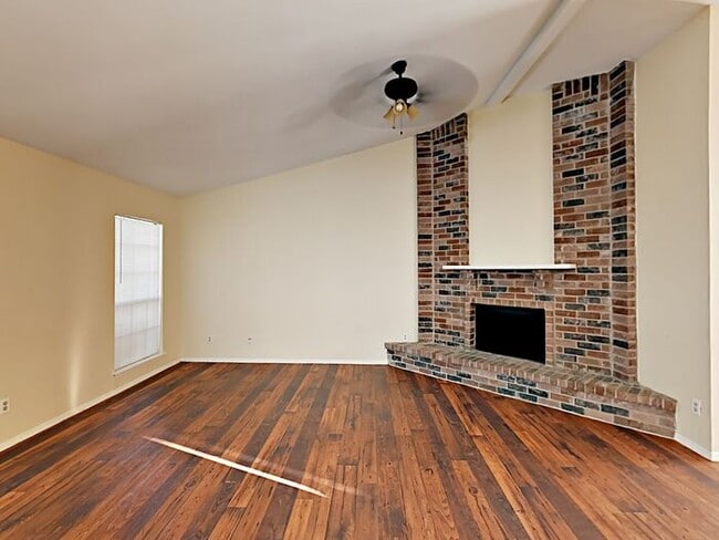 Building Photo - No Application Fee* Plus $250 Off First 2 ...