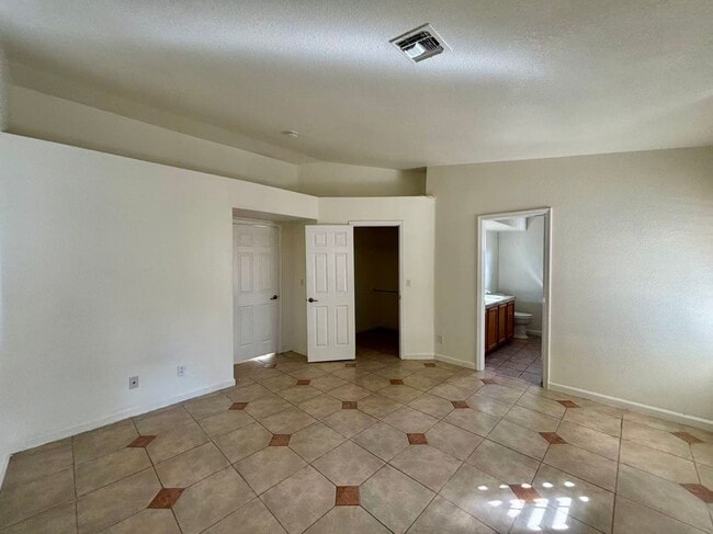 Building Photo - Beautiful one-story single-family home