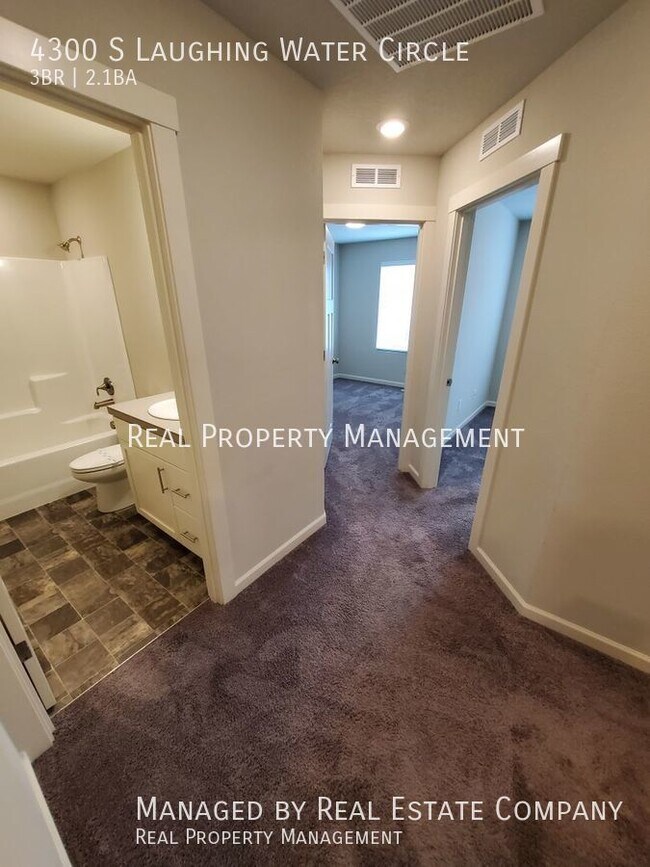 Building Photo - Modern Ridgefield Townhome with Two Car Ga...