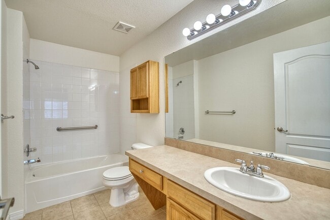 Building Photo - Beautiful Quail Crossing Townhome – Walk t...