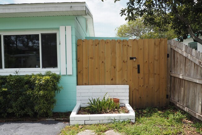 Building Photo - 10154 118th Ave