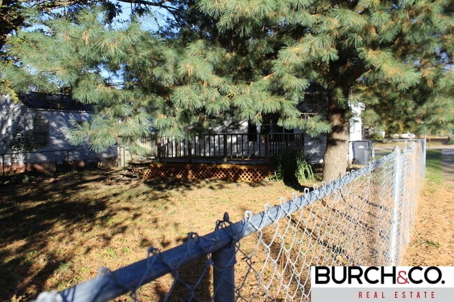 Building Photo - 2 Bedroom/ 1Bath Available