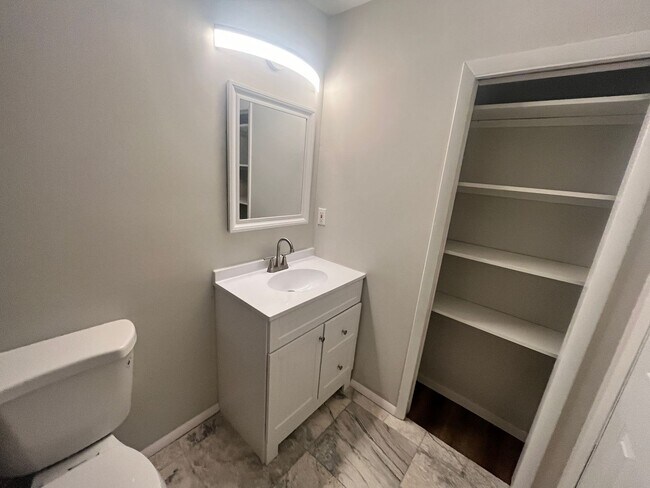 Building Photo - 611 Old Elm St