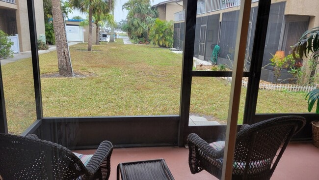 Building Photo - Annual or short term turnkey furnished ground floor condo near Siesta Key