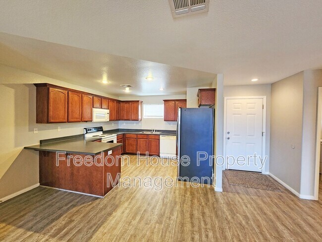 Building Photo - 200 S Mount Charleston Dr E