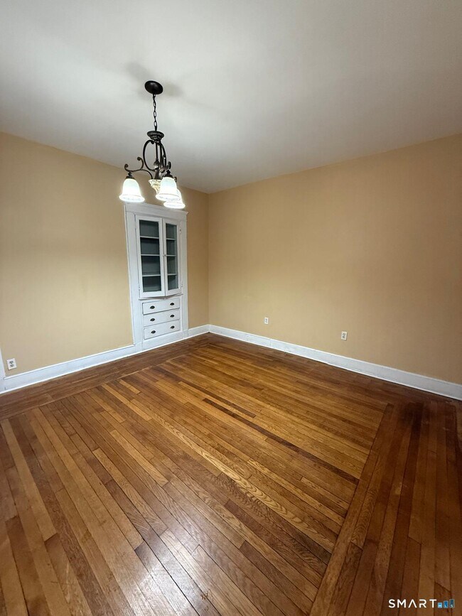 Building Photo - 256 Center St