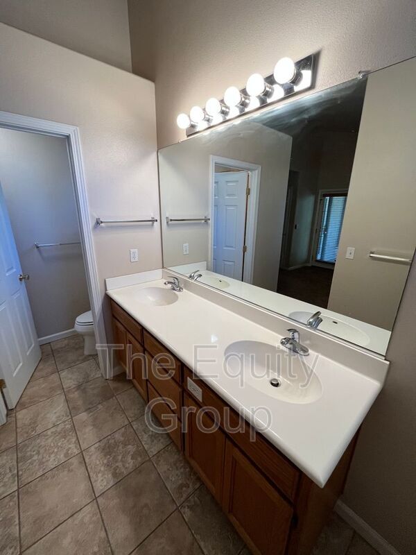 Building Photo - 1422 E Mesa Ct