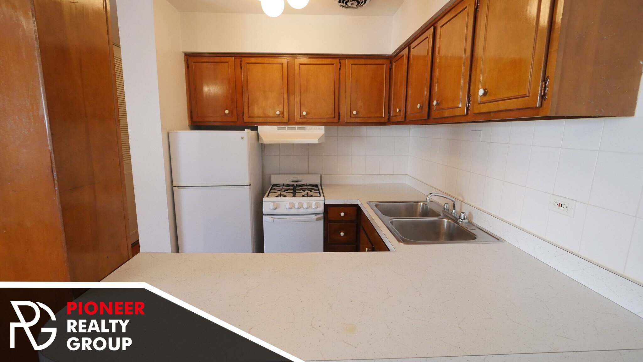 Building Photo - 524 W Oakdale Ave